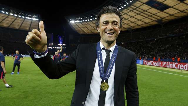 Luis Enrique Con La Medalla Que Le Acredita Como Ganador De La Champions League Fcbarcelona